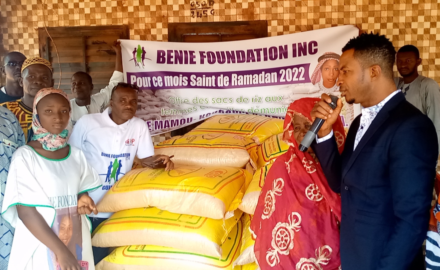 KOUROUSSA/mois de RAMADAN : Benie Foundation INC  offre 50 sacs de riz aux handicapés et aux vieilles femmes