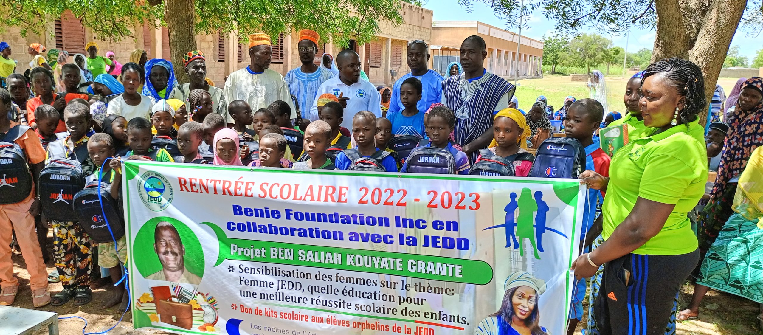 Burkina/rentrée scolaire 2022-2023 :Benie Foundation INC offre des kits scolaires aux enfants orphelins