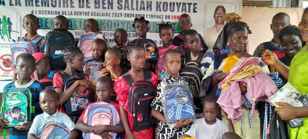 KANKAN/rentrée scolaire 2023-2024 : l’ONG Benie Foundation offre des kits scolaires aux enfants orphelins et démunis