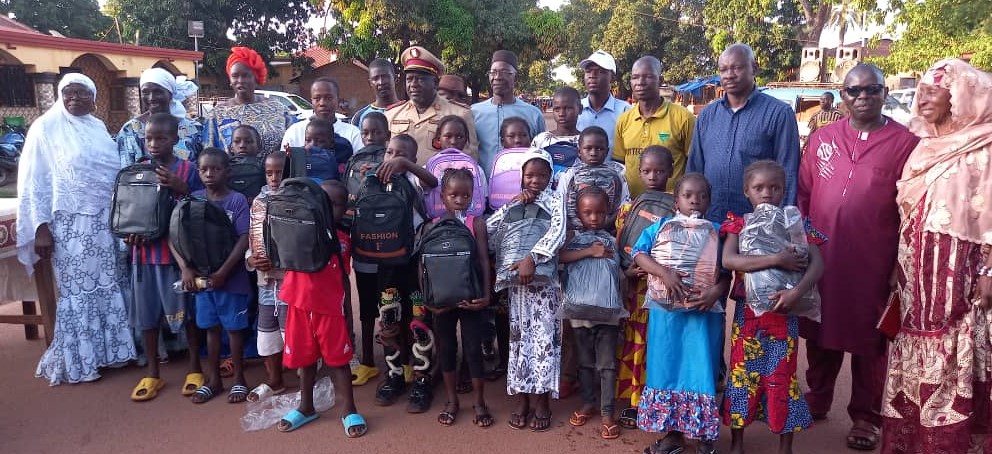 KOUROUSSA 2023-2024 : Benie Foundation fait un don de fournitures scolaires aux enfants orphelins