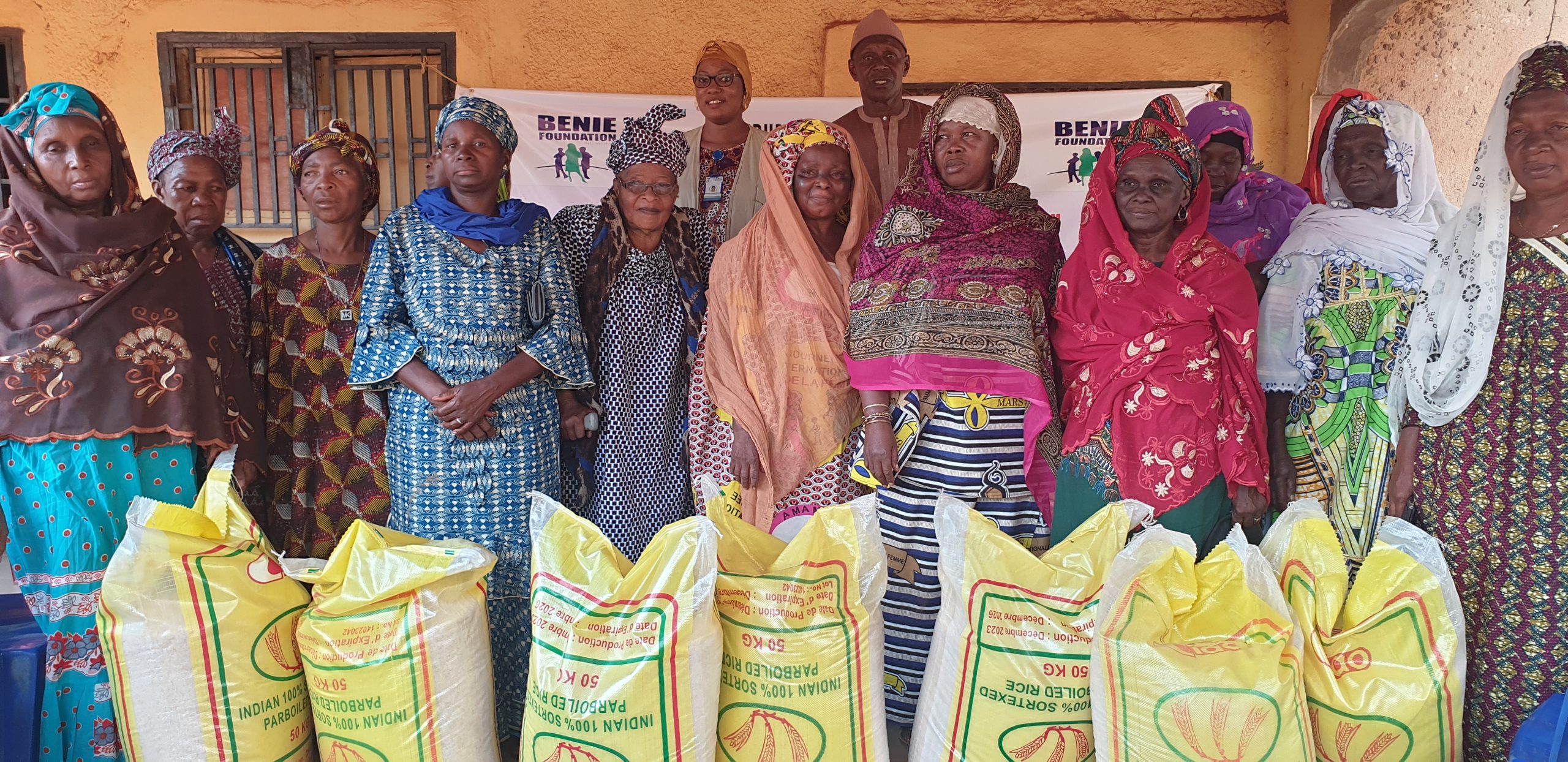 Mamou/humanitaire : l’Ambassadrice Diana Lady DOUGAN offre une tonne de riz aux femmes veuves