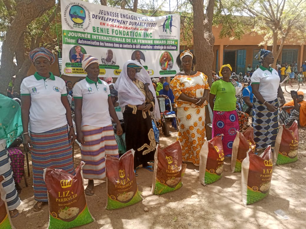 Burkina Faso/journée internationale de la femme : l’Ambassadrice Diana Lady DOUGAN fait un don de riz aux femmes de la JEDD
